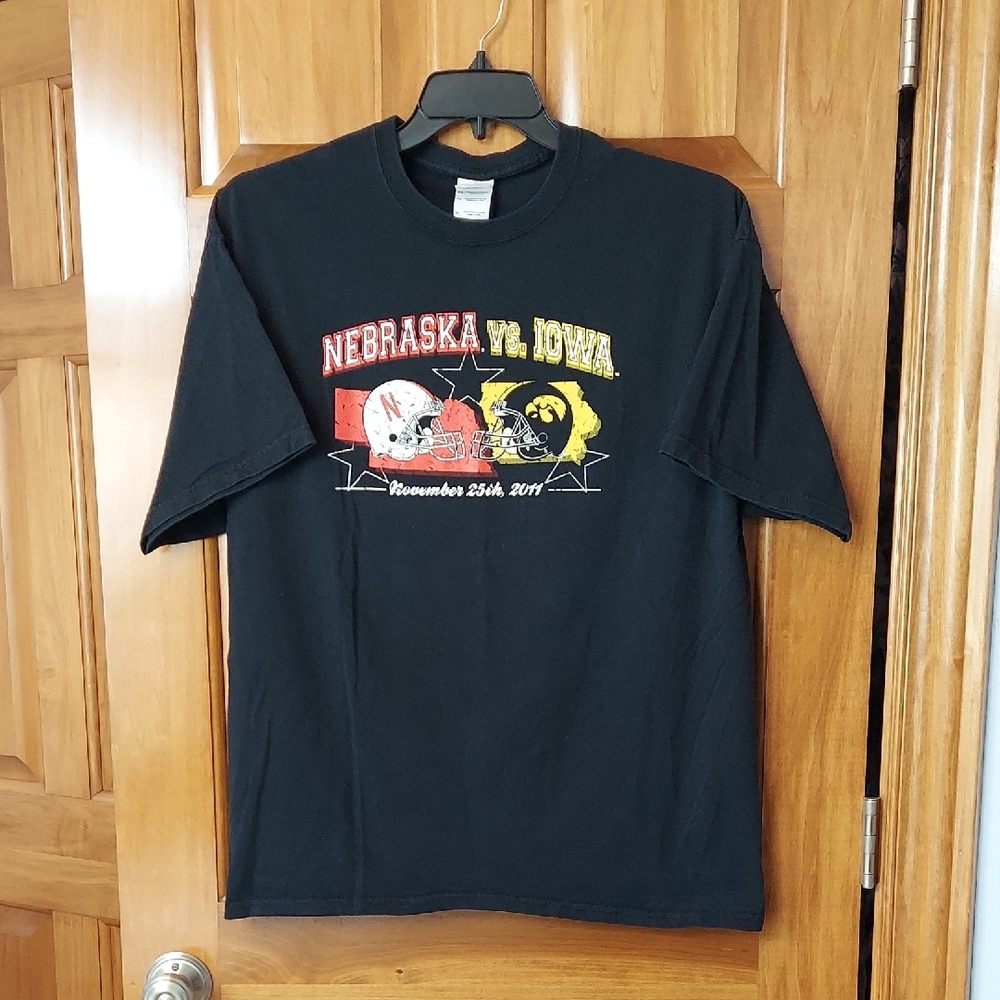 * Gildan Nebraska vs. Iowa Graphic Black T-Shirt, Men's Size XL, Like New